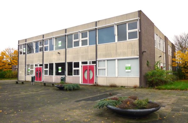 Jonge arts, oude muur
